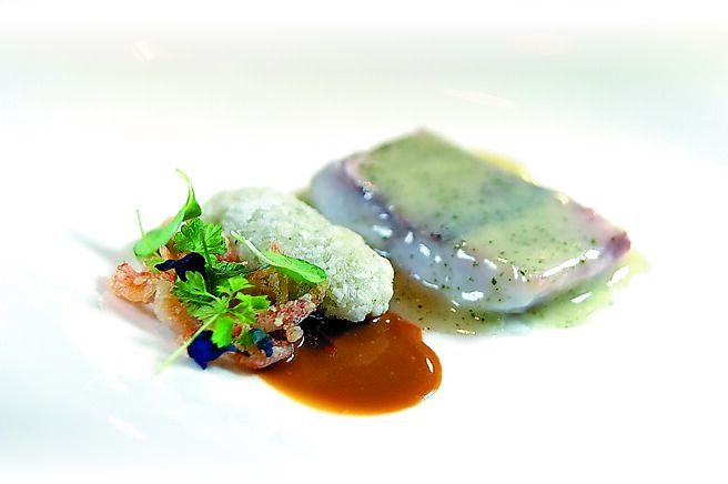 「甘鯛」的Side Dish是「迷你紫菜飯糰」（圖中）與「酥炸櫻花蝦」（圖左）。圖／姚舜