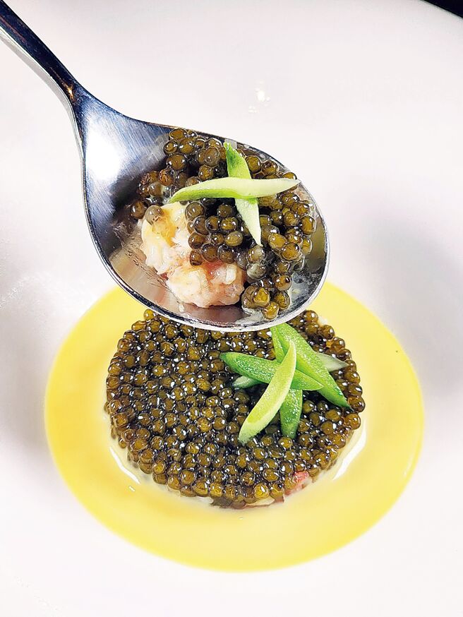 「鱈場蟹」這道菜最底的是鱈場蟹肉、番茄丁、蘋果丁與芹菜丁，中層是用玉米與甜豌豆做的冷湯，最上層以魚子醬提味增鮮，吃時可搭黑芝麻布里歐麵包。圖／姚舜