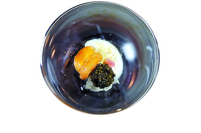 開胃前菜是由花椰冷湯、海膽、魚子醬共構，玻璃盅底以酥炸馬玲薯片襯底，增加風味與口感。圖／姚舜