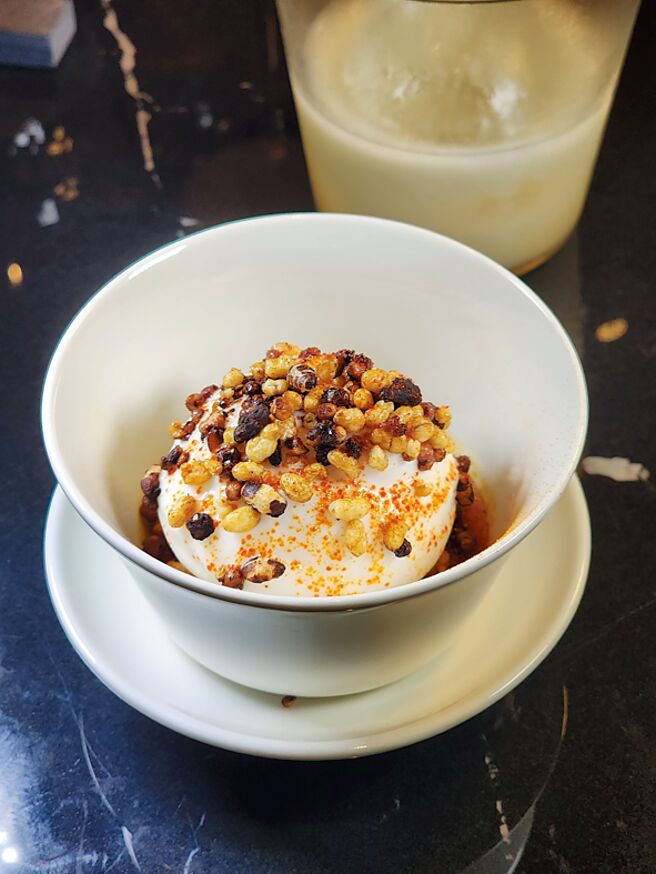 「三重奏」是用辣椒醬、大醬與韓國醬油製作的甜點，有「大醬布蕾」、「香草冰淇淋」和「綜合穀物」，並用辣椒醬風乾磨成粉提味。圖／姚舜