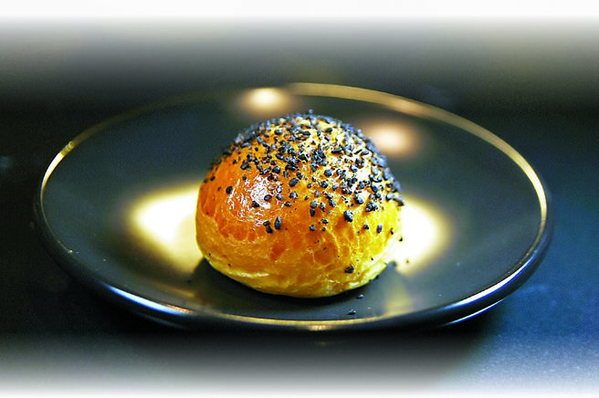 此布里歐麵包最上層有黑芝麻增加香氣。圖／姚舜