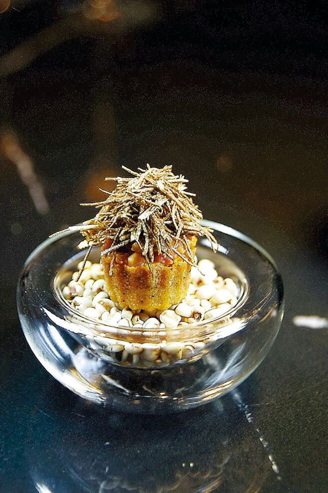 本菜是澳洲與美國和牛塔塔，搭配煙燻鰻魚，韓式辣醬提味，現刨澳洲黑松露。圖／姚舜