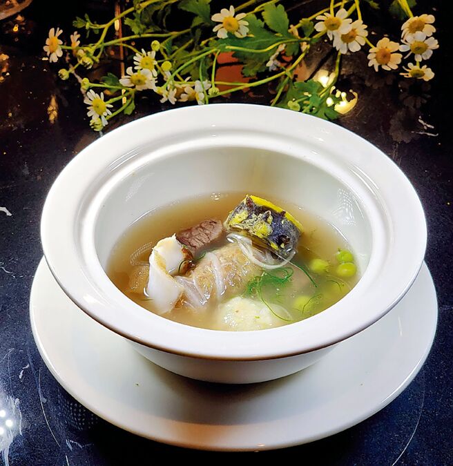 湯品「Mingling Pot海陸」是韓國唯一米其林三星「Mingles」餐廳經典招牌菜式。圖／姚舜