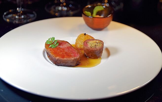 三星盛宴主菜「HANSIK BBO DUO 韓烤雙重奏」，是用「碳烤和牛沙朗」和「鮑魚．澳洲和牛肉腸」共構，配菜是「炸山藥」和「熟成兩年的韓式泡菜」。圖／姚舜