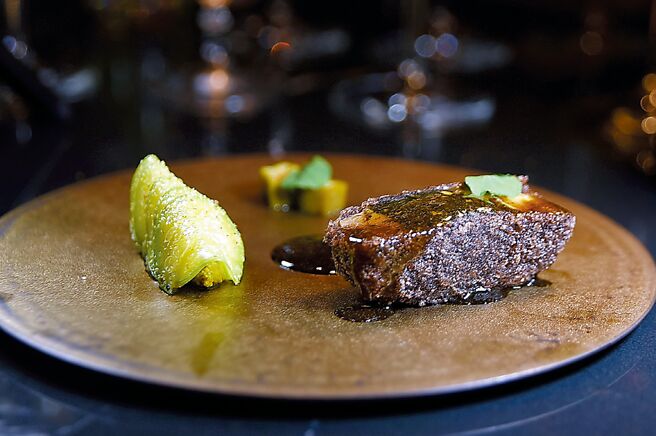 「地雞」的靈感來自「血腸」，用韓國黑米包捲雞腿肉、海參，然後油炸。邊菜是以雞肉蓉為餡的「節瓜餃」、「醃漬秋葵」和「酥炸羅勒葉」，提味酸甜醬汁是用黑醋和綜合菇熬製。圖／姚舜