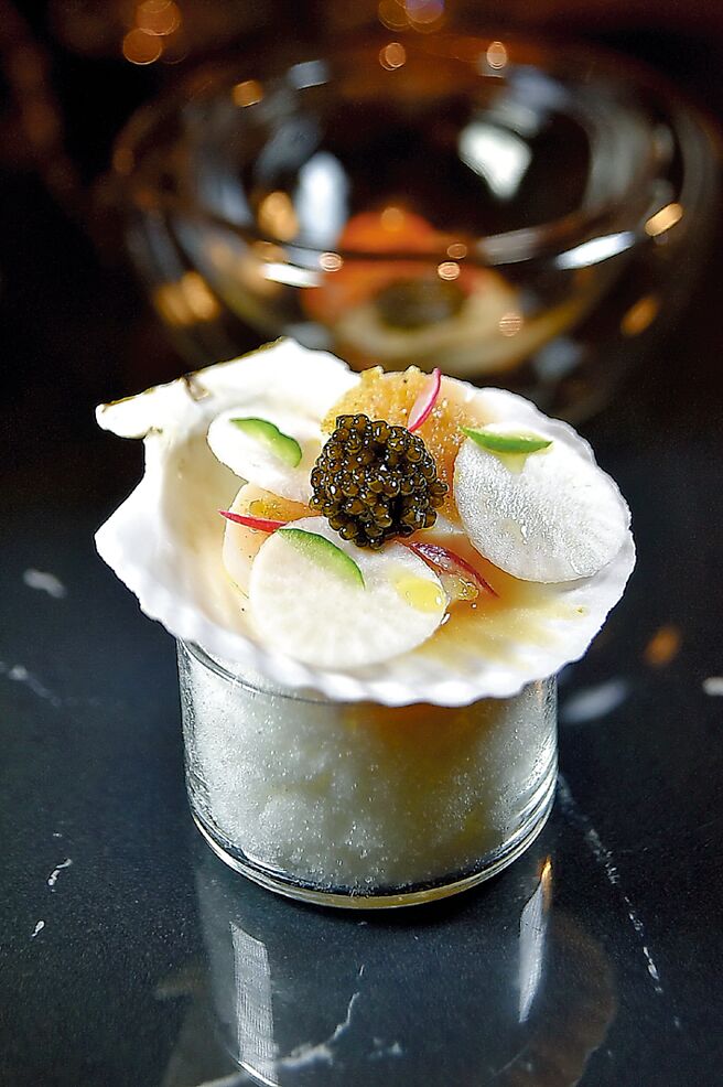 韓國三星盛宴開胃前菜是用干貝、櫻桃蘿蔔、黃瓜共構，並用韓國青梅醋與麻油特製醬汁和魚子醬提味。圖／姚舜