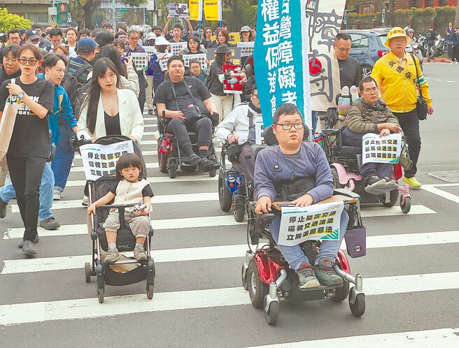 交通部大幅缩减道安教育经费，并称改由教育部负责，但教育部115年度预算书却找不到交安教育项目。图为民团上街表达还我安全用路环境等诉求。（本报资料照片）