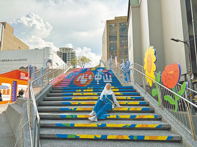 印尼穆斯林旅游领袖Ulfa Alhanif Muslichah走访台北清真寺后，对台北穆斯林友善环境讚不绝口。她更表示自己在心中山线形公园和邻近商圈逛到浑然忘我。（台北市观传局提供／丁上程台北传真）