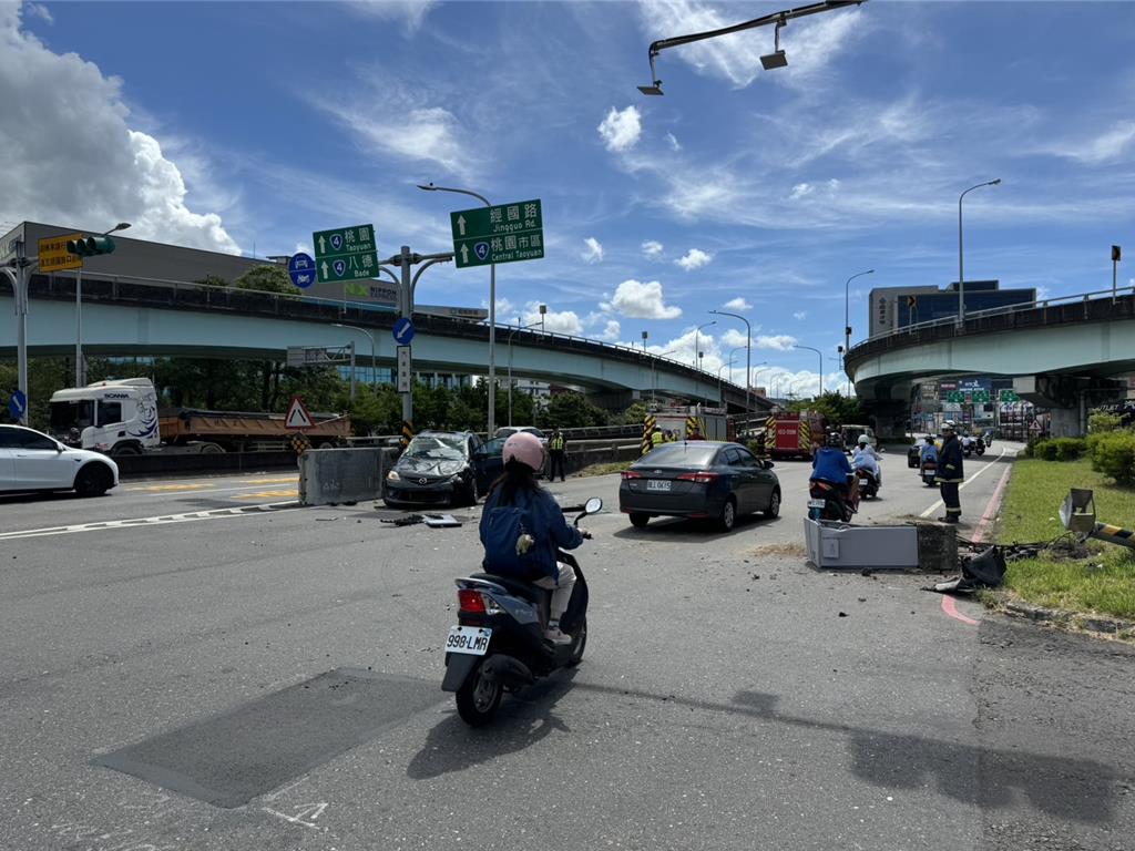 21日上午9時許，33歲吳姓男子駕駛小客車自國道北上下南桃園交流道往蘆竹方向，於新南路與北上匣道口自撞號控箱，車輛側翻、汽車車窗全毀及擋風玻璃破裂。（姜霏攝）
