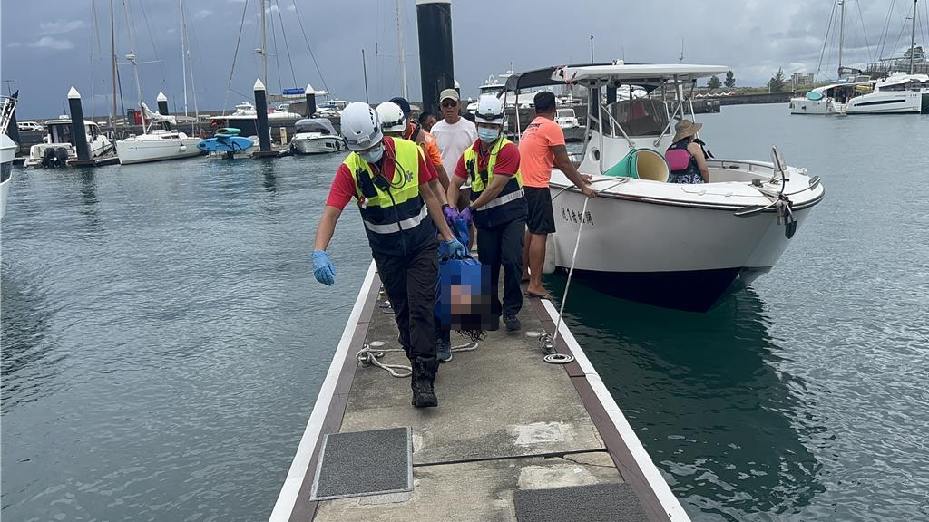 「光腳」遊艇一名船員在龜尾海域進行自由潛水時突然溺水,經同船人員救起時已呈現OHCA狀態,情況相當危急。(民眾提供/吳佩蓉宜蘭傳真)
