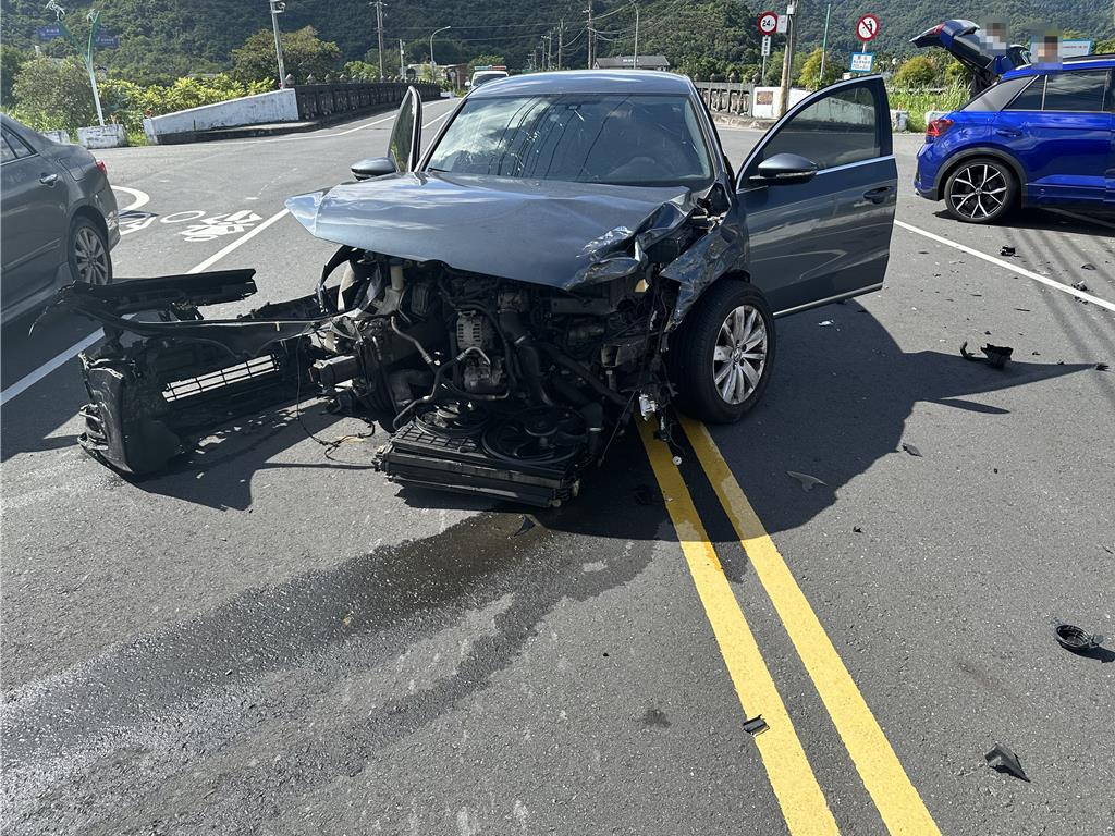 現場兩車車頭全數撞爛，碎片散落一地。（民眾提供／吳佩蓉宜蘭傳真）