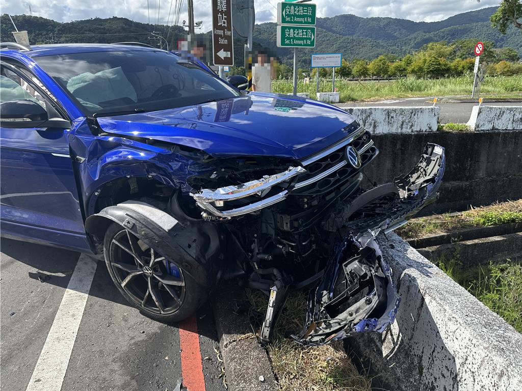 現場兩車車頭全數撞爛，碎片散落一地。（民眾提供／吳佩蓉宜蘭傳真）
