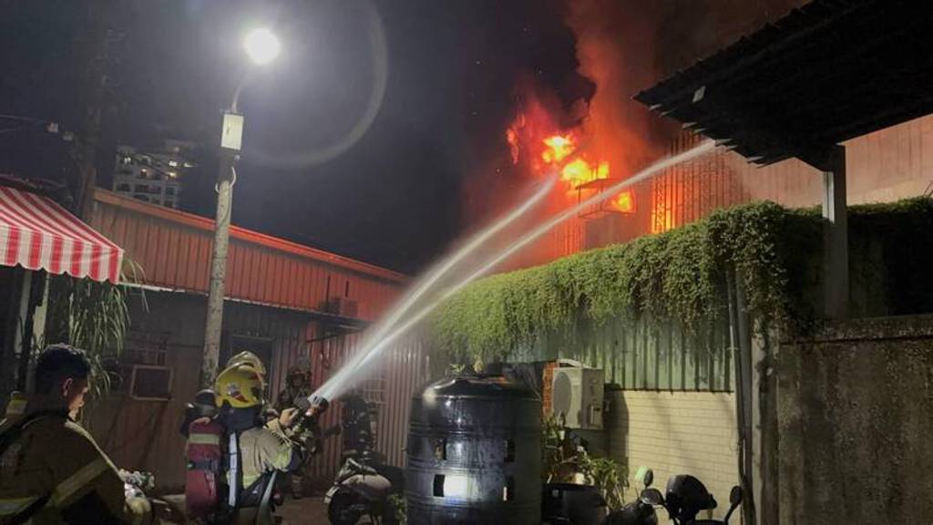 台南市中西區西寧街公寓晚間發生嚴重火警，一名婦人受困2樓已明顯死亡。（翻攝畫面）