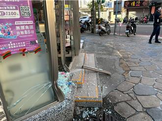 休旅车暴衝画面曝光 礁溪车站前超商大门稀巴烂店员吓坏