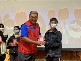 退休铁路警行善20年！卖虾办公益餐会 助屏东家扶弱势