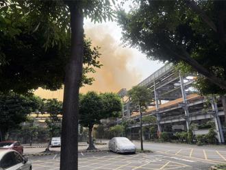 高雄小港中鋼工廠火警濃煙竄天　消防車、化學偵查車出動搶救