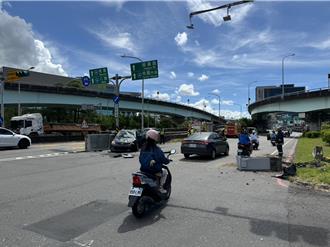 男子駕車國道交流道失控自撞 交通號誌受損警方管制
