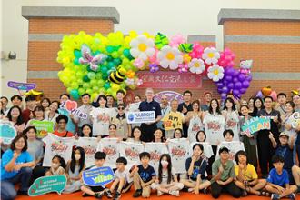 美國學人與宜蘭接待家庭相見歡 琉璃珠串起跨國情誼