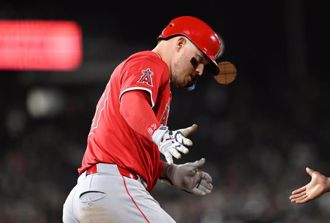 MLB》神鱒生涯400轟現役第2人 觀眾暖心歸還全壘打球