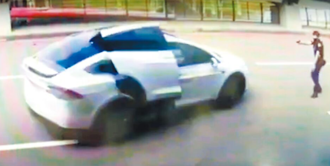 港女搭「黃牛特斯拉」遭甩出車門！她心有餘悸：以為會死在台北