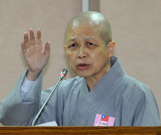 释昭慧自揭月薪14万 重炮回击：我需要什么供养