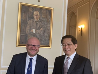 波兰华沙大学也有「卡管案」 管中闵合照留念：学校还是认定他是校长