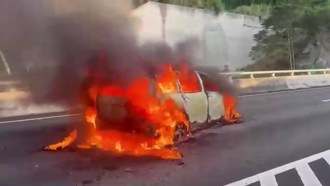 国4丰原隧道驾驶自撞起火　导致国道东向车流大雍塞