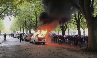 荷蘭反移民抗議活動爆衝突 警方動用瓦斯和水柱驅散 