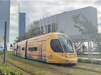 高雄輕軌驚傳故障！列車失去動力卡路口