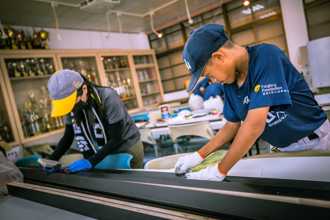 龜山少棒隊榮耀 遠雄志工打造獎盃櫃珍藏