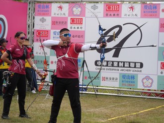 企箭》世錦賽紀念品墨鏡加持！鄭祥輝單場狂射7支10分箭