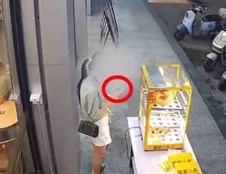 超無恥！蛋塔「0元購」 長腿女偷吃完就跑