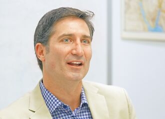 企業舵手－星巴克執行長尼柯爾救火一年 改革顯露初期成效