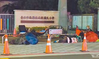 搶借羽球場 民眾夜宿校門口
