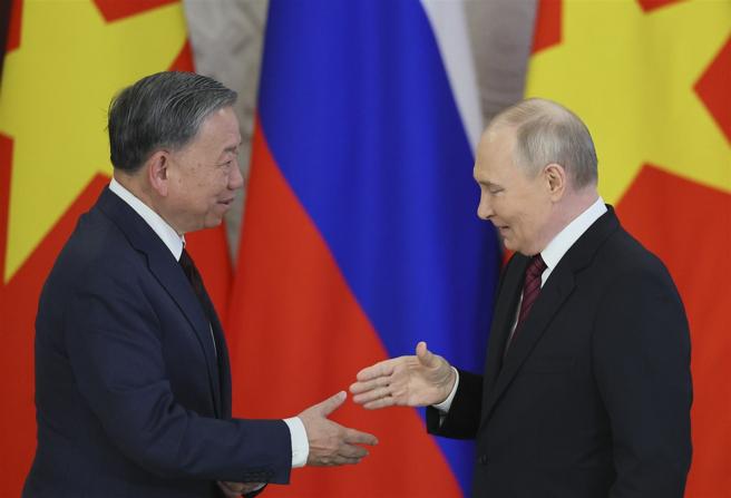  越南与俄国利用合资公司规避国际制裁，持续进行军购交易。图为越共总书记苏林（左）日前与俄总统蒲亭会晤。（达志影像／欧新社资料照片）