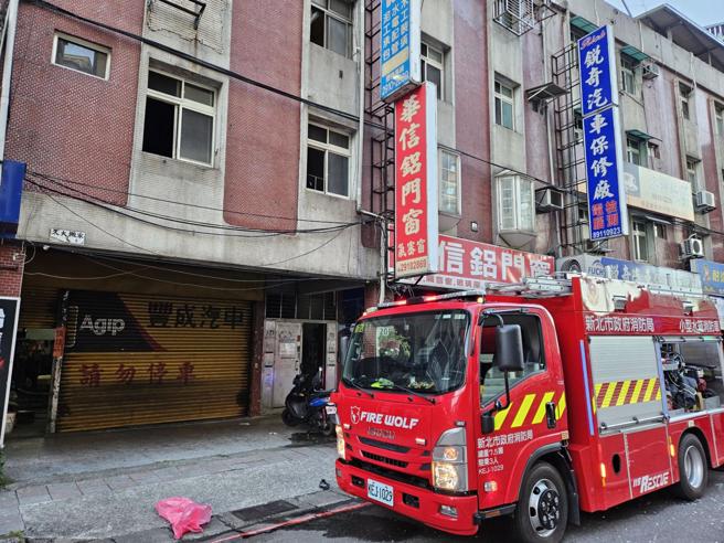 新店一間公寓今日發生死亡火警。（圖／翻攝畫面）