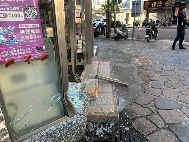一辆银色休旅车竟失控直衝便利商店大门，玻璃瞬间炸裂四散，碎片散落一地。（民眾提供／吴佩蓉宜兰传真）