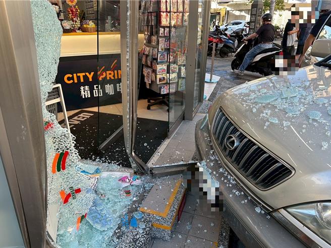 一辆银色休旅车竟失控直衝便利商店大门，玻璃瞬间炸裂四散，碎片散落一地。（民眾提供／吴佩蓉宜兰传真）