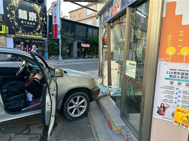 一辆银色休旅车竟失控直衝便利商店大门，玻璃瞬间炸裂四散，碎片散落一地。（民眾提供／吴佩蓉宜兰传真）