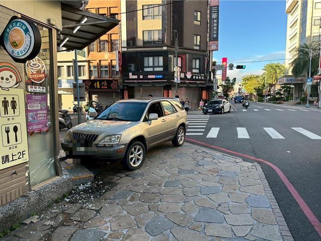 一辆银色休旅车竟失控直衝便利商店大门，玻璃瞬间炸裂四散，碎片散落一地。（民眾提供／吴佩蓉宜兰传真）