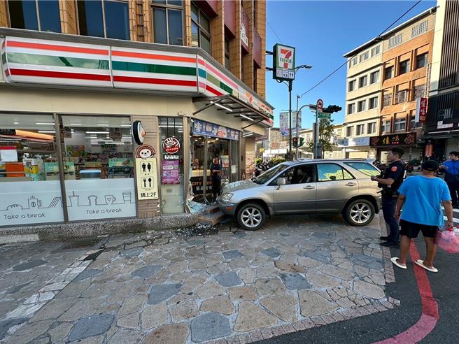 一辆银色休旅车竟失控直衝便利商店大门，玻璃瞬间炸裂四散，碎片散落一地。（民眾提供／吴佩蓉宜兰传真）