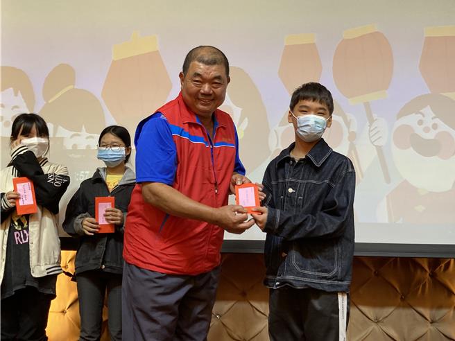 铁路警察杨仲庭(左)行善20年认养眾多弱势儿，退休后靠卖虾、亲友资源续办公益餐会不间断。（屏东家扶中心提供／谢佳潾屏东传真）