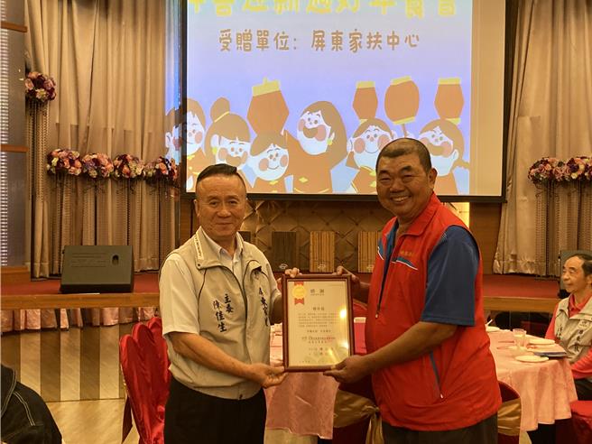 铁路警察杨仲庭(右)行善20年认养眾多弱势儿，退休后靠卖虾、亲友资源续办公益餐会不间断。（屏东家扶中心提供／谢佳潾屏东传真）