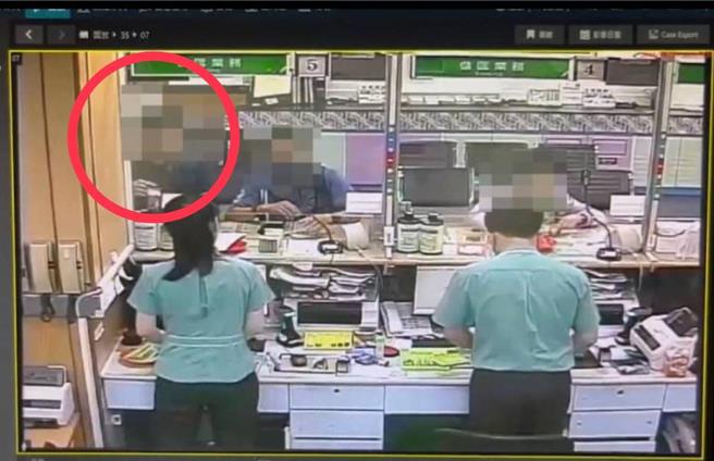 台中市50多岁廖姓超商店员（左二）与周姓贷款掮客（左一）前往邮局，提领200万元。（刑事局提供）