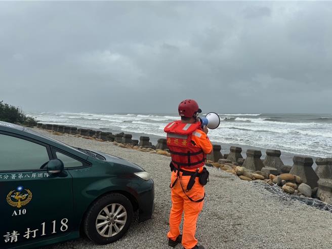 海巡署人員勸離海邊休憩民眾。（海巡署提供）