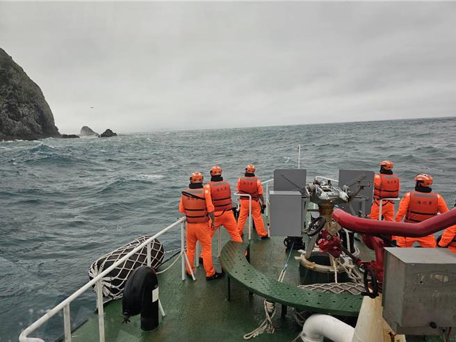 海巡署人員維護海上安全戒護。（海巡署提供）