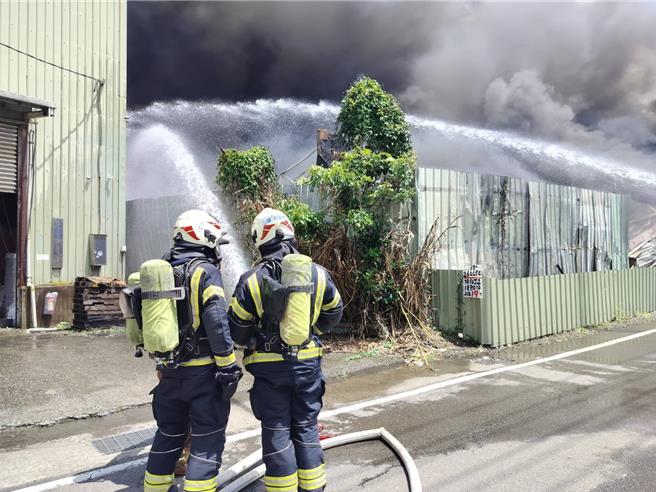 有鑑于今年回收场火警暴增，桃园市环保局锁定资源回收场、再利用处理机构等254家业者，年底前公告纳入第2波管制对象。(翻摄照片)