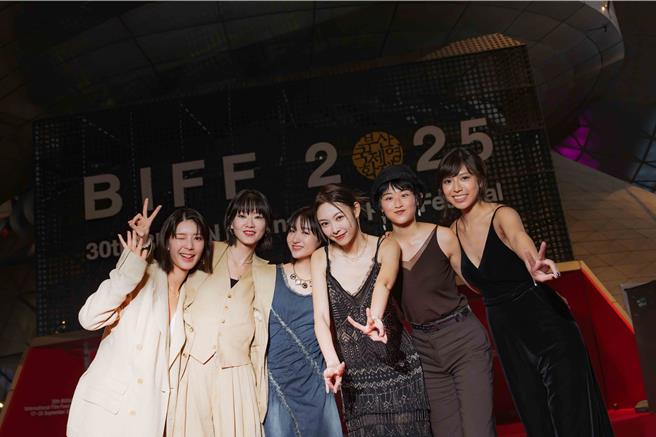 《女孩不平凡》主演余香凝（左起）、廖子妤、许恩怡、刘漪琳、邓涛、陈孟琪齐聚釜山开心合体。（绮影发行提供）