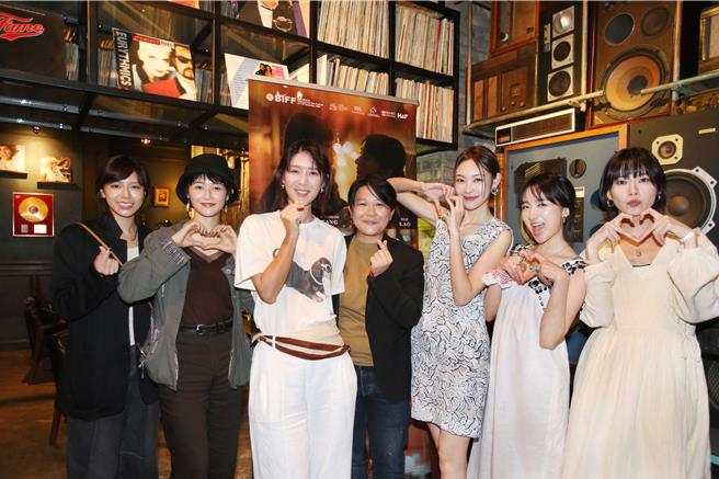 釜山映后派对陈孟琪（左起）、邓涛、余香凝 、导演徐欣羡、刘漪琳、许恩怡、廖子妤合影。（绮影发行提供）