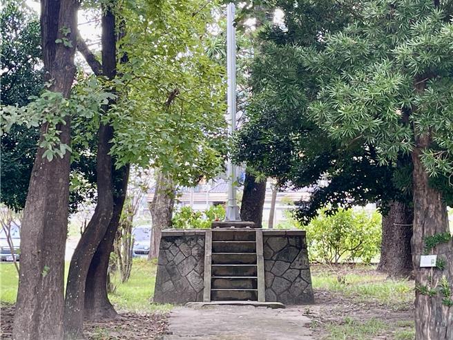 高雄市立左营国小校内有1座升旗台，为日治时期所建的「小神社」改造而成，近日校友们提报计画，盼能将此升旗台作为文化资产保留歷史意义。（高市议员陈玫娟提供／纪爰高雄传真）